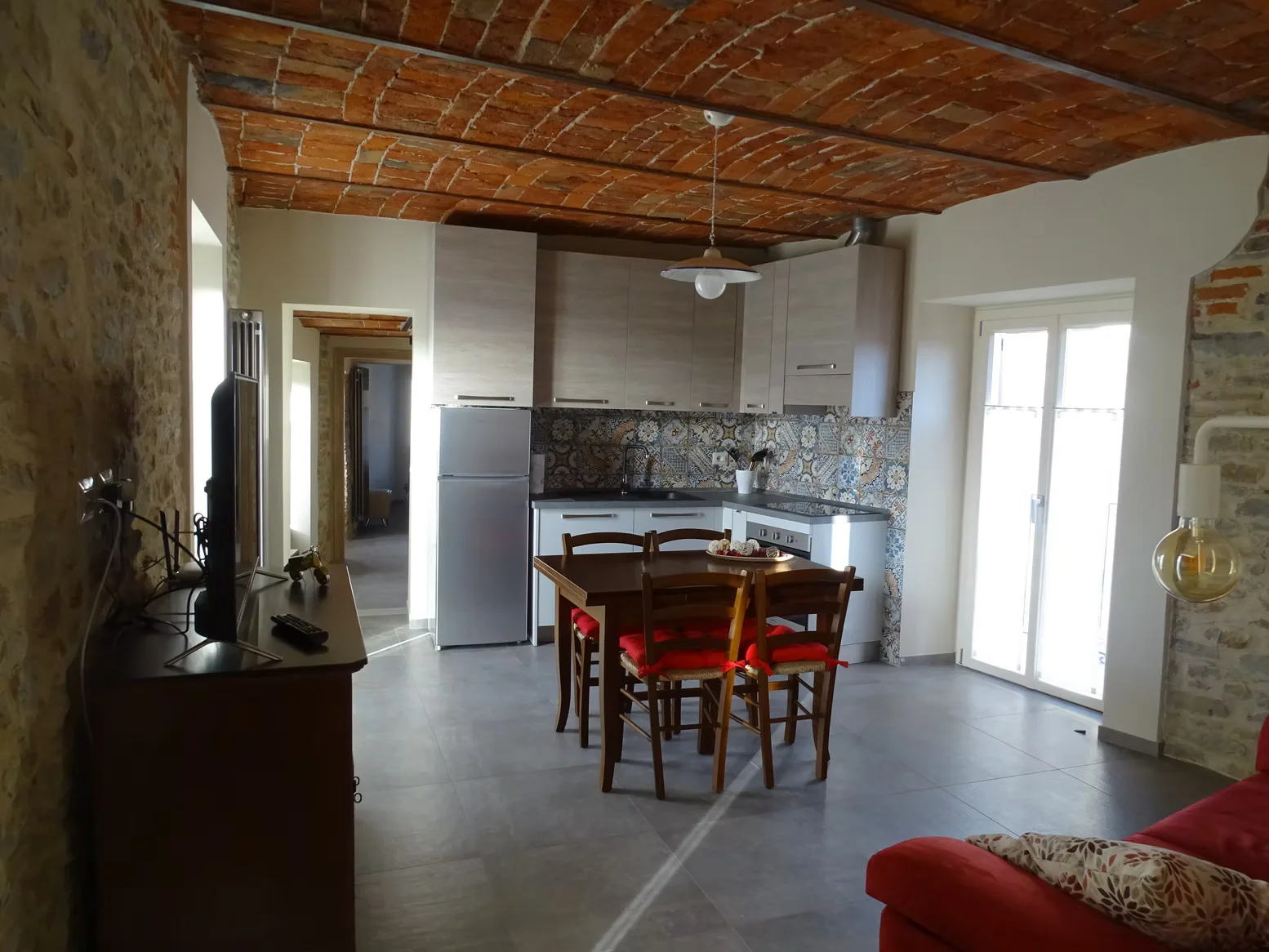 Wohnung Sole, das lichtdurchflutete Wohnzimmer mit Blick auf die Hügel