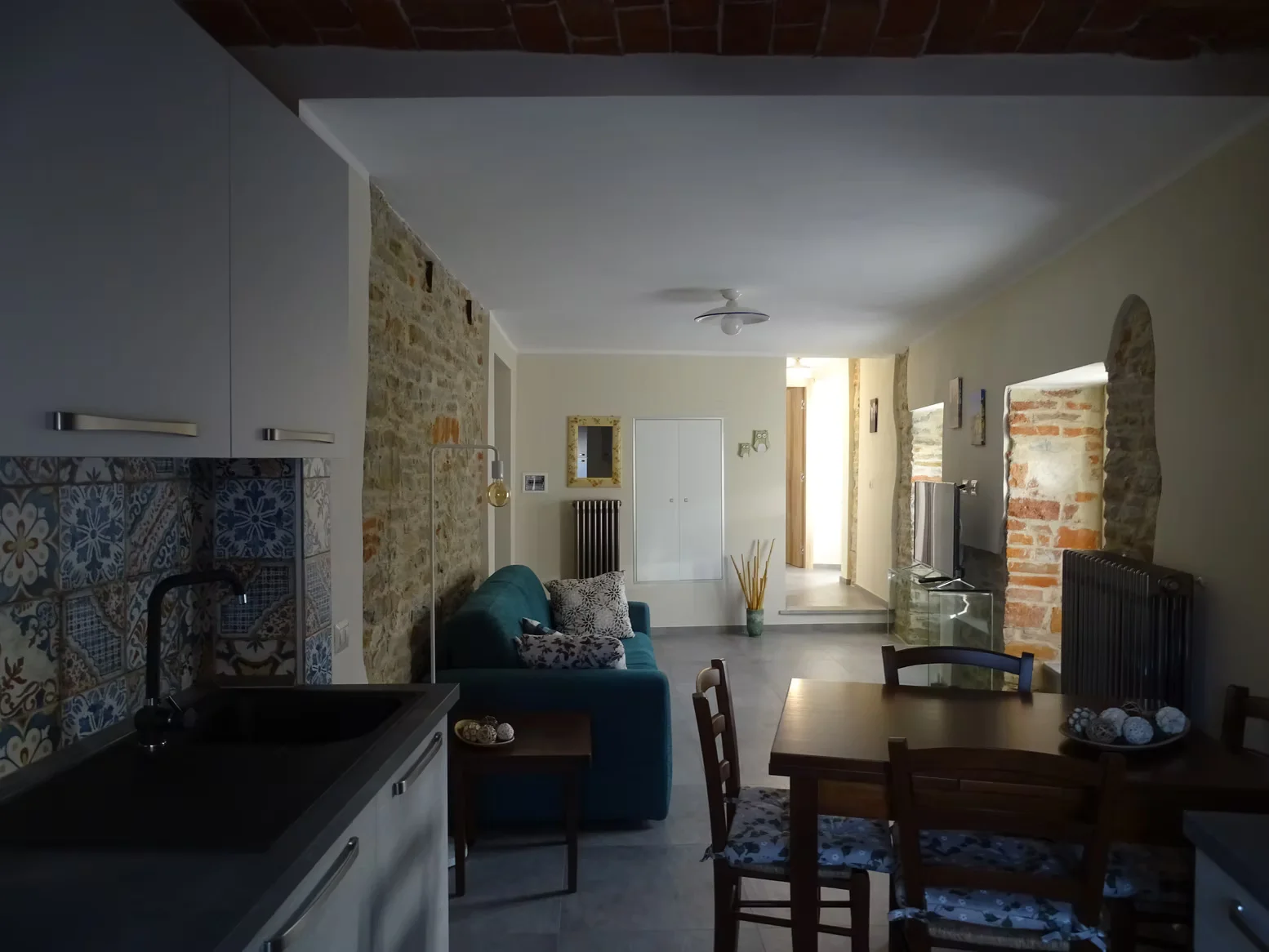 Luna apartment, the living room with the brick vault